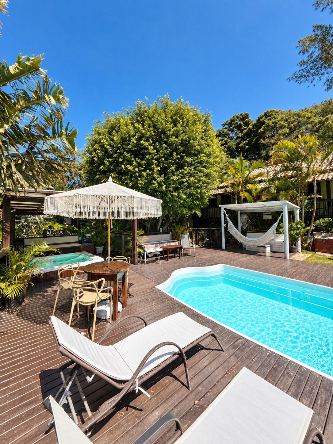 Piscina da Aloha Beach House cercada por natureza