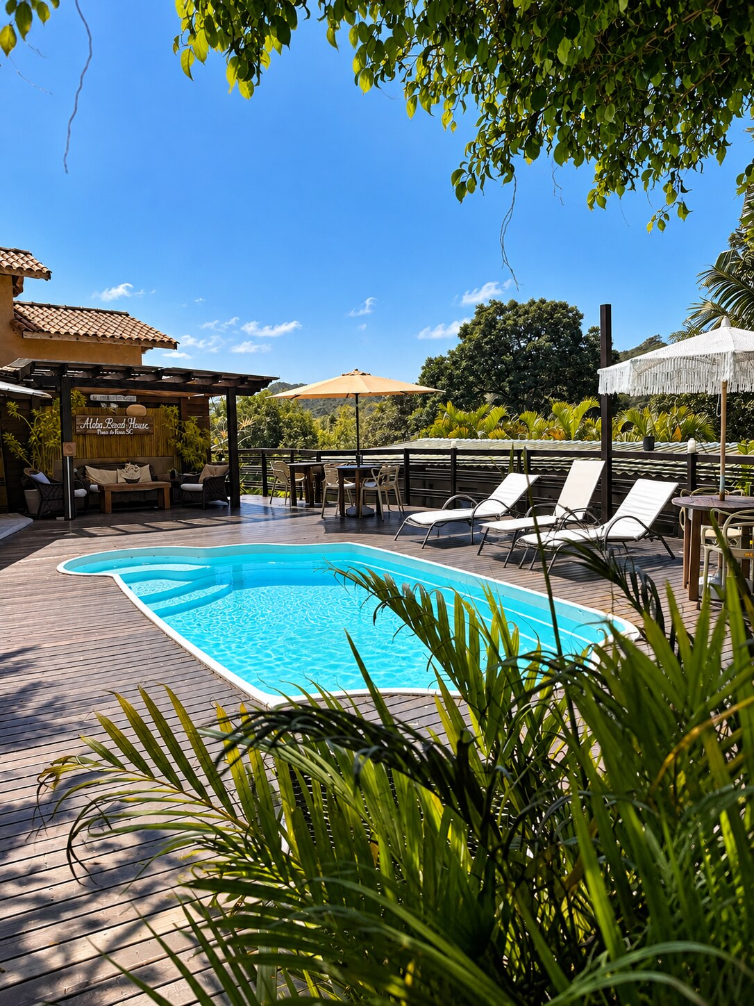 Deck ensolarado e piscina da Aloha Beach House